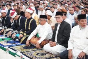 WARTA FOTO: Jefridin “Diserbu”, usai Salat Id Bersama Ribuan Jemaah di Masjid Sultan
