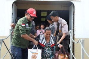 WARTA FOTO: Arus Mudik Lebaran Melonjak, Ribuan Penumpang Padati Pelabuhan di Batam