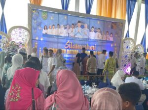 WARTA FOTO: Antrean Panjang Warga Batam saat Silaturahmi Idulfitri di Rumah HMR & Marlin