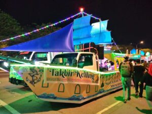 WARTA FOTO: Indah Bercahaya, Beragam Mobil Hias Meriahkan Pawai Takbir di Batam