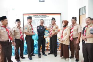 Teladani Rasulullah, Kak Jefridin Salurkan Sembako untuk Anggota Kwarcab Batam