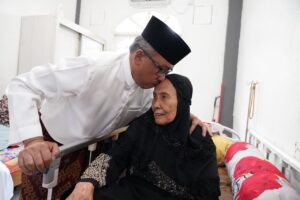 Peluk Cium Jefridin untuk Ibunda di Hari Raya, Ampun Maaf Dipinta, Berurai Air Mata