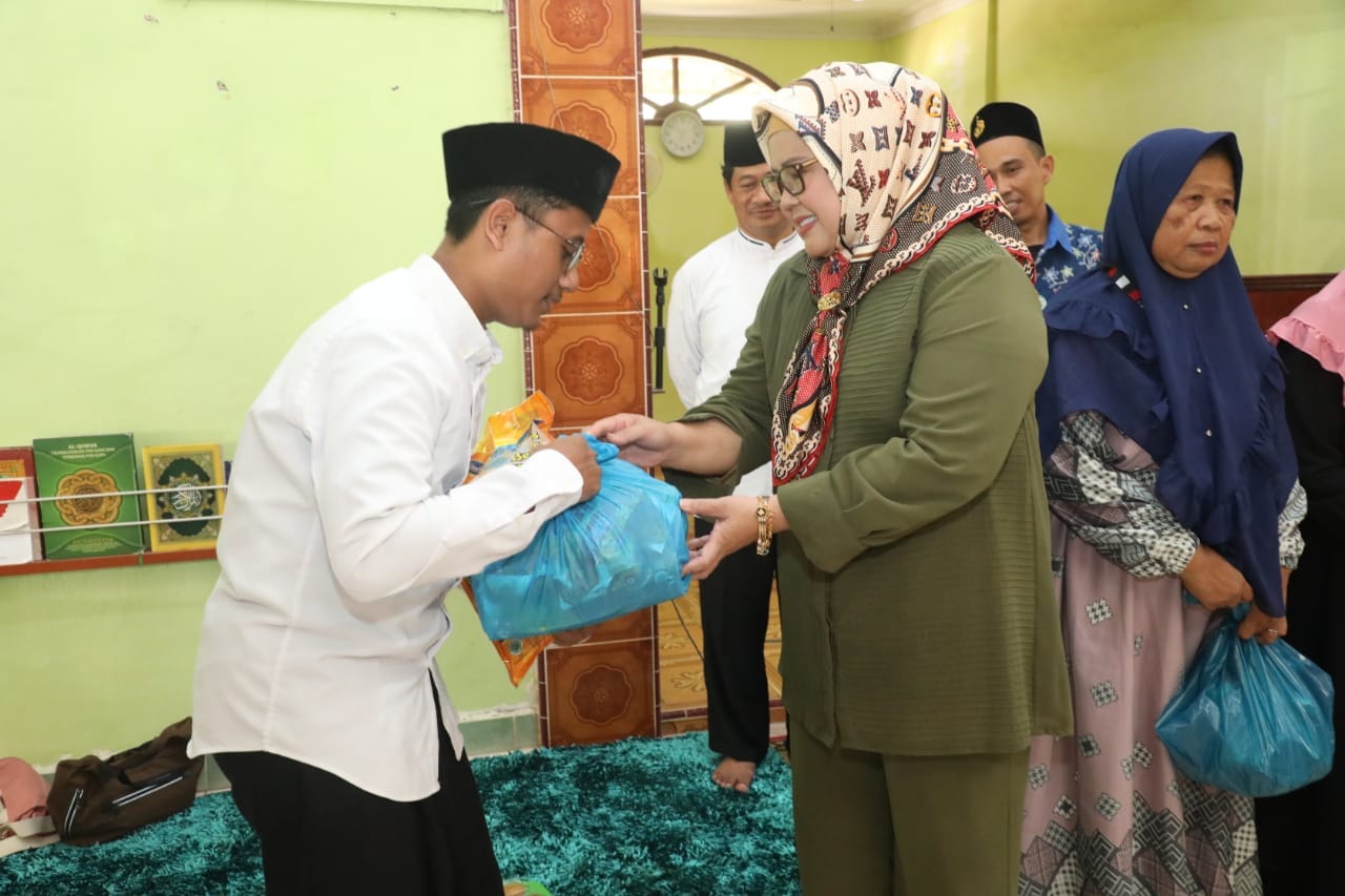 WAGUB Marlin memberi santunan di sela acara Pembinaan Akhlak Mulia TP-PKK Kota Batam, di Masjid Bukrota Wa Ashila, Pancurbiru, Seibeduk, Batam, Kamis (4/5/2023).