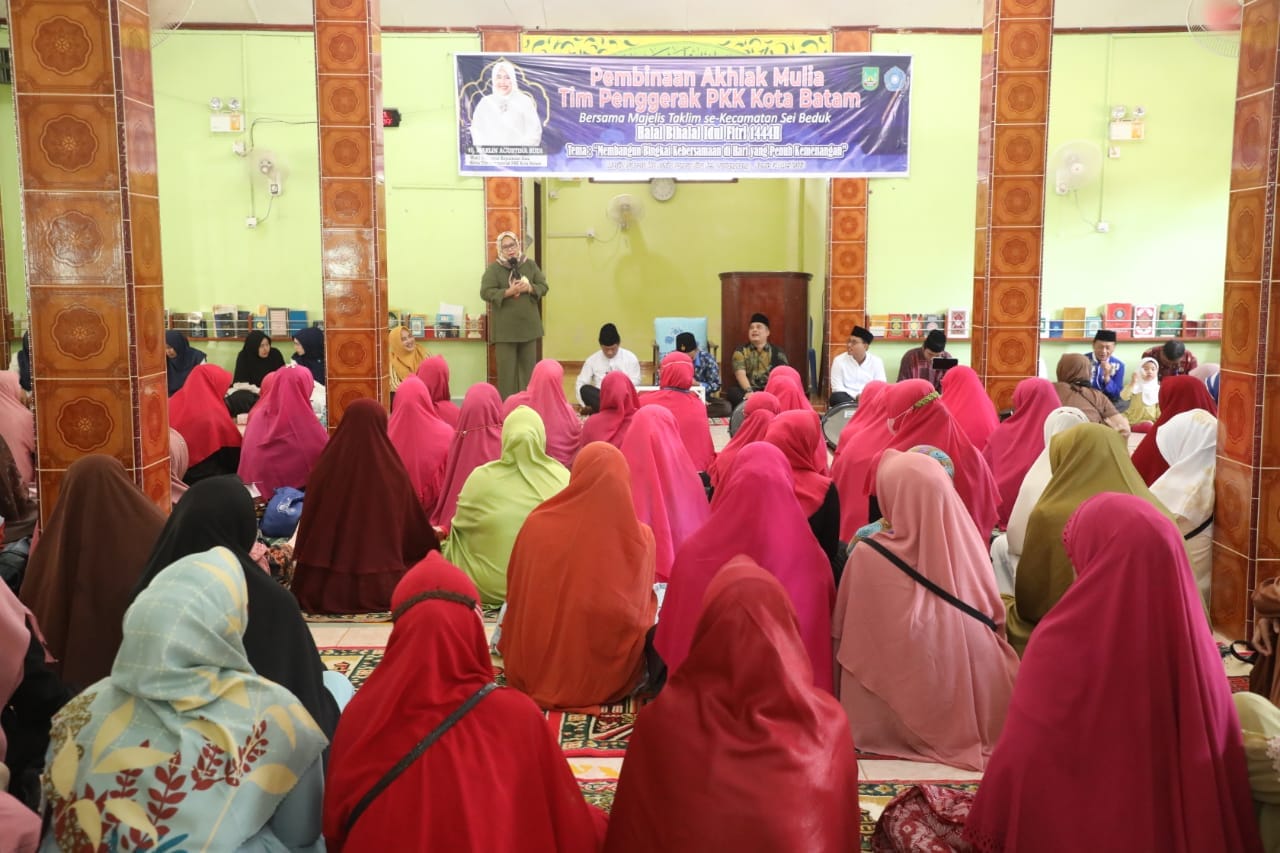 JEMAAH mendengar Wagub Marlin saat memberi sambutan acara Pembinaan Akhlak Mulia TP-PKK Kota Batam, di Masjid Bukrota Wa Ashila, Pancurbiru, Seibeduk, Batam, Kamis (4/5/2023).