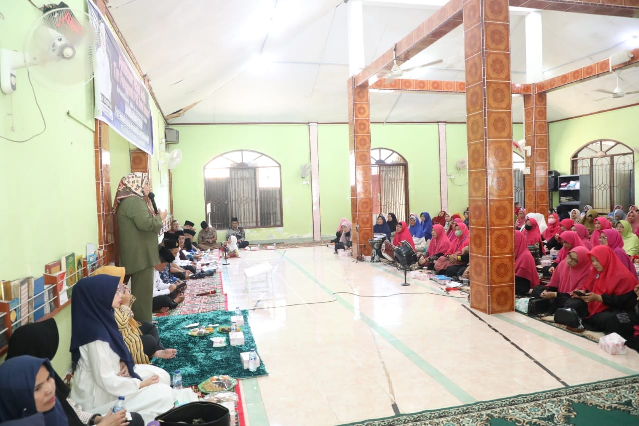 WAGUB Marlin saat memberi sambutan acara Pembinaan Akhlak Mulia TP-PKK Kota Batam, di Masjid Bukrota Wa Ashila, Pancurbiru, Seibeduk, Batam, Kamis (4/5/2023).