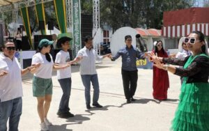 Tari Katrili Pererat Persaudaraan HMR dengan Keluarga Minahasa Batam