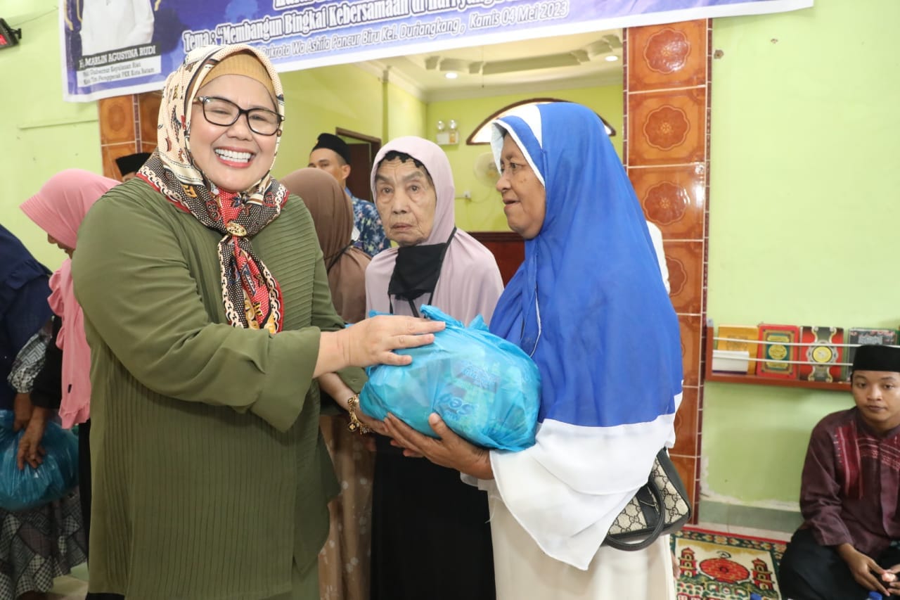 WAGUB Marlin memberi santunan di sela acara Pembinaan Akhlak Mulia TP-PKK Kota Batam, di Masjid Bukrota Wa Ashila, Pancurbiru, Seibeduk, Batam, Kamis (4/5/2023).