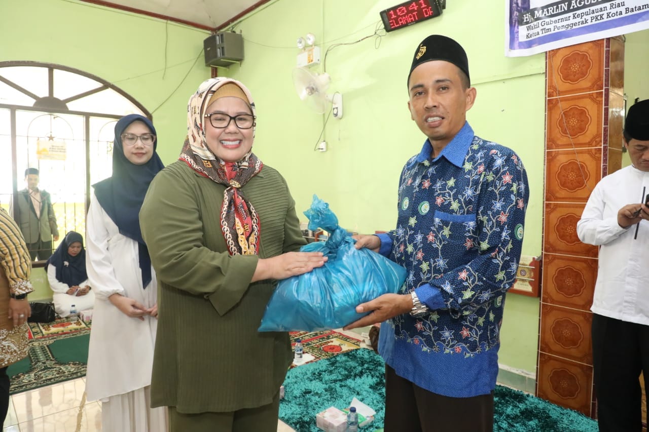 WAGUB Marlin memberi santunan di sela acara Pembinaan Akhlak Mulia TP-PKK Kota Batam, di Masjid Bukrota Wa Ashila, Pancurbiru, Seibeduk, Batam, Kamis (4/5/2023).