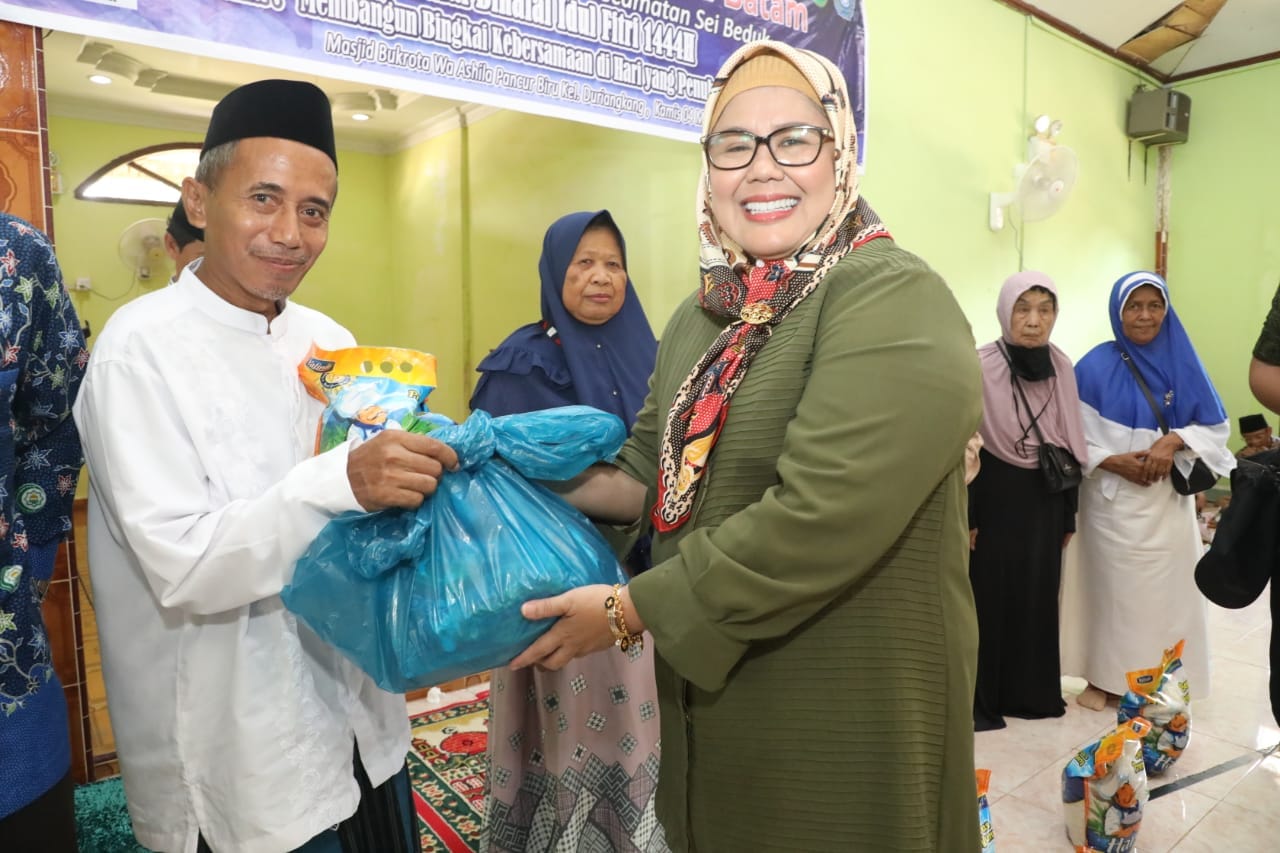 WAGUB Marlin memberi santunan di sela acara Pembinaan Akhlak Mulia TP-PKK Kota Batam, di Masjid Bukrota Wa Ashila, Pancurbiru, Seibeduk, Batam, Kamis (4/5/2023).