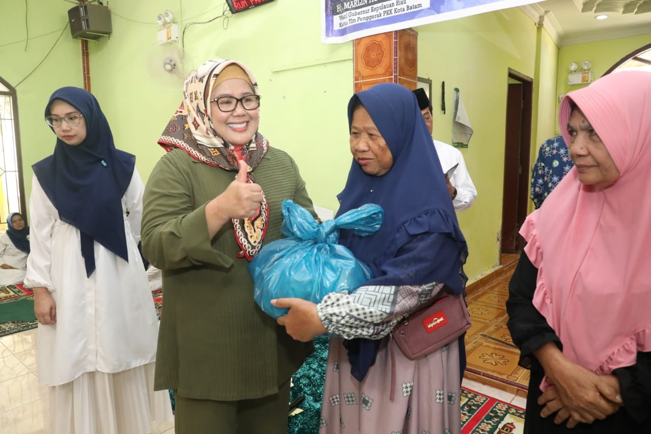 WAGUB Marlin memberi santunan di sela acara Pembinaan Akhlak Mulia TP-PKK Kota Batam, di Masjid Bukrota Wa Ashila, Pancurbiru, Seibeduk, Batam, Kamis (4/5/2023).
