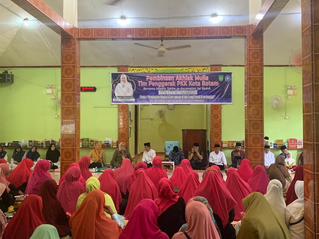 SUASANA acara Pembinaan Akhlak Mulia TP-PKK Kota Batam, di Masjid Bukrota Wa Ashila, Pancurbiru, Seibeduk, Batam, Kamis (4/5/2023).