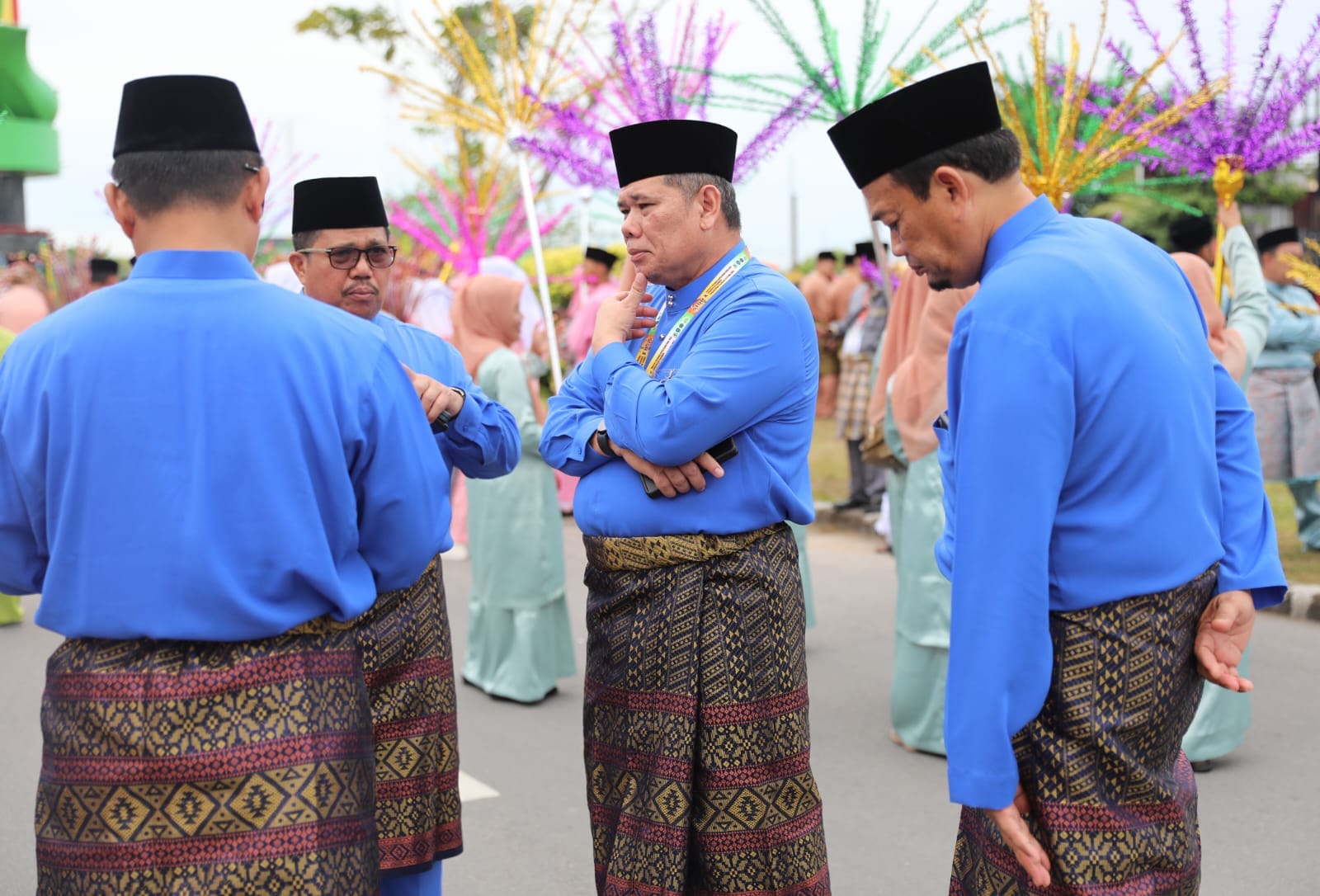 PIMPINAN Kafilah Kota Batam Yusfa Hendri, berdiskusi dengan dengan para Kepala Organisasi Perangkat Daerah (OPD) Kota Batam di sela memeriahkan Pawai Taaruf STQH X, Provinsi Kepri di Kabupaten Tanjungbalai Karimun, Selasa (9/5/2023) pagi.