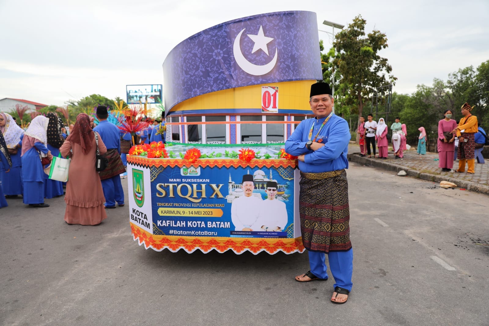 PIMPINAN Kafilah Kota Batam Yusfa Hendri, berfoto dengan mobil hias bertema Masjid Tanjak, di sela memeriahkan Pawai Taaruf STQH X, Provinsi Kepri di Kabupaten Tanjungbalai Karimun, Selasa (9/5/2023) pagi.