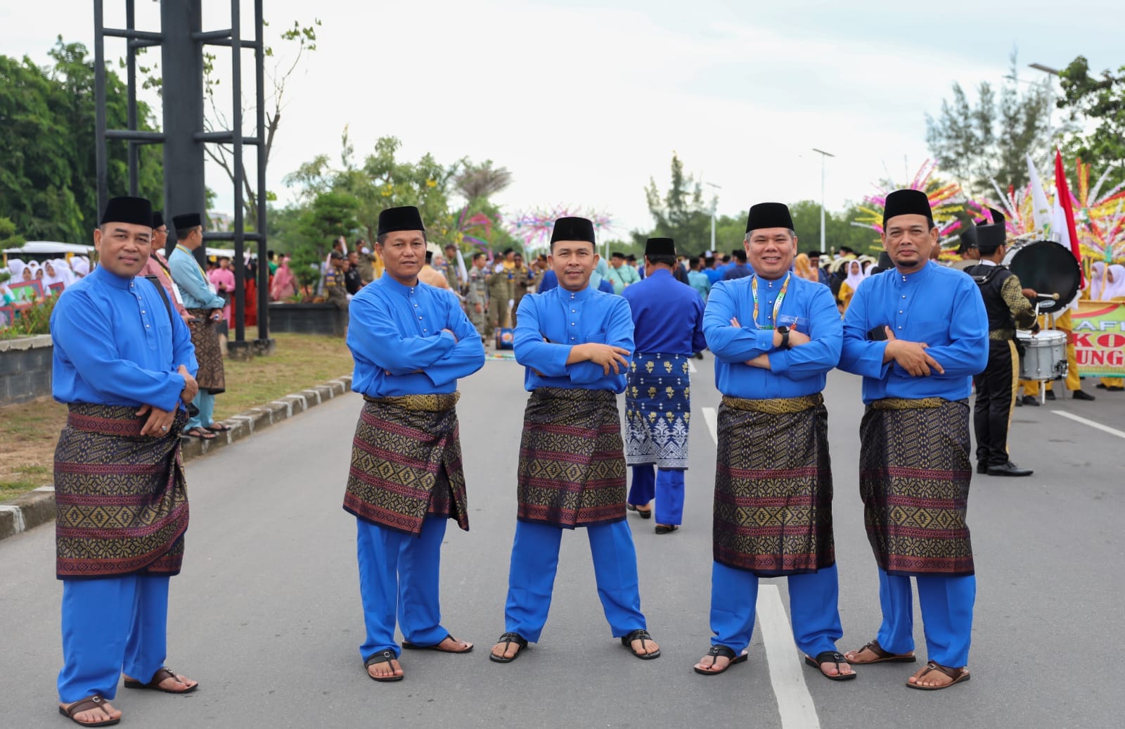 PIMPINAN Kafilah Kota Batam Yusfa Hendri, berfoto dengan para Kepala Organisasi Perangkat Daerah (OPD) Kota Batam di sela memeriahkan Pawai Taaruf STQH X, Provinsi Kepri di Kabupaten Tanjungbalai Karimun, Selasa (9/5/2023) pagi.