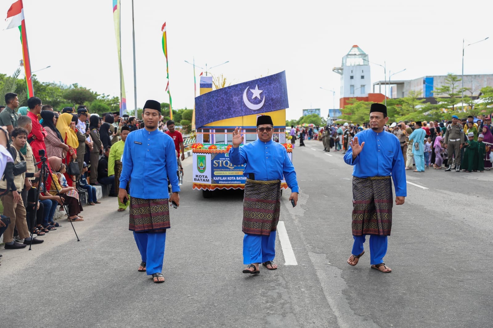 ATRAKSI kafilah Kota Batam, saat memeriahkan Pawai Taaruf STQH X, Provinsi Kepri di Kabupaten Tanjungbalai Karimun, Selasa (9/5/2023) pagi.