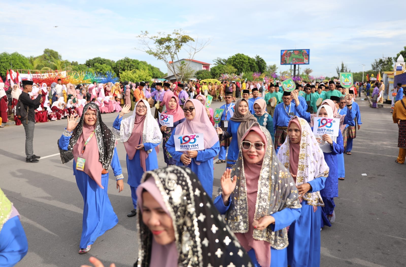 ATRAKSI kafilah Kota Batam, saat memeriahkan Pawai Taaruf STQH X, Provinsi Kepri di Kabupaten Tanjungbalai Karimun, Selasa (9/5/2023) pagi.