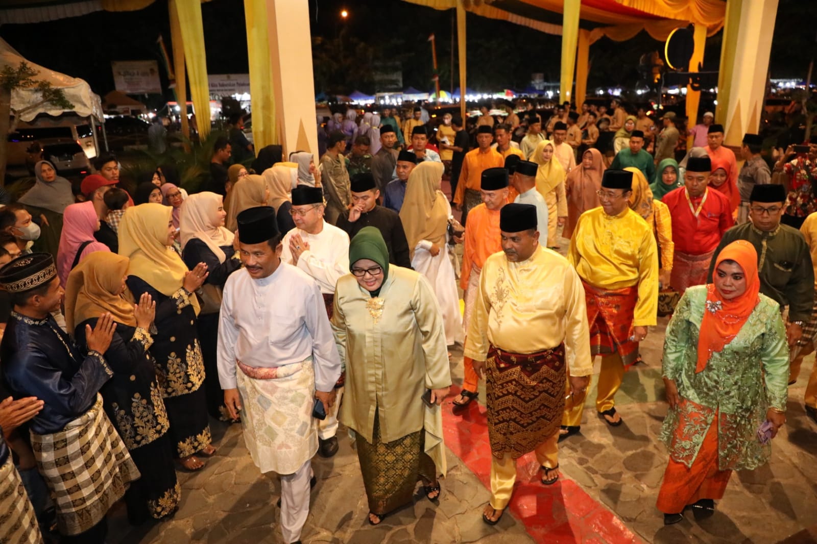 WAGUB Marlin, bersama Wali Kota Batam H Muhammad Rudi (HMR), dan Bupati Tanjungbalai Karimun H Aunur Rafiq, di sela penutupan STQH Ke-X, Tingkat Provinsi Kepri 2023, di Astaka Utama Panggung Rakyat Putri Kemuning Coastal Area, Kabupaten Tanjungbalai Karimun, Minggu (14/5/2023) malam. Batam keluar sebagai Juara Umum.