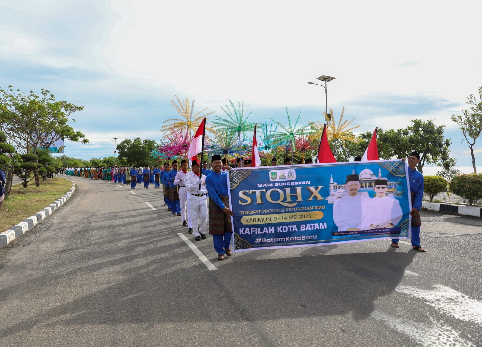 IRING-IRINGAN kafilah Kota Batam, saat memeriahkan Pawai Taaruf STQH X, Provinsi Kepri di Kabupaten Tanjungbalai Karimun, Selasa (9/5/2023) pagi.