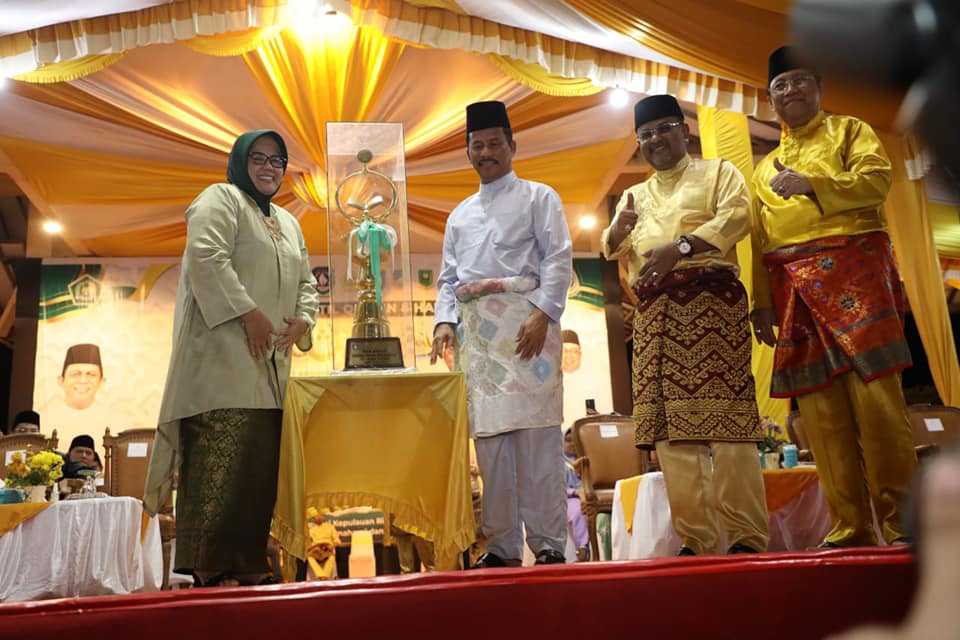 WAGUB Marlin, didampingi Bupati Tanjungbalai Karimun H Aunur Rafiq, bersiap menyerahkan piala bergilir STQH Ke-X, Tingkat Provinsi Kepri 2023, kepada Wali Kota Batam H Muhammad Rudi (HMR), saat penutupan ajang akbar yang berlangsung di Astaka Utama Panggung Rakyat Putri Kemuning Coastal Area, Kabupaten Tanjungbalai Karimun, Minggu (14/5/2023) malam. Batam keluar sebagai Juara Umum.