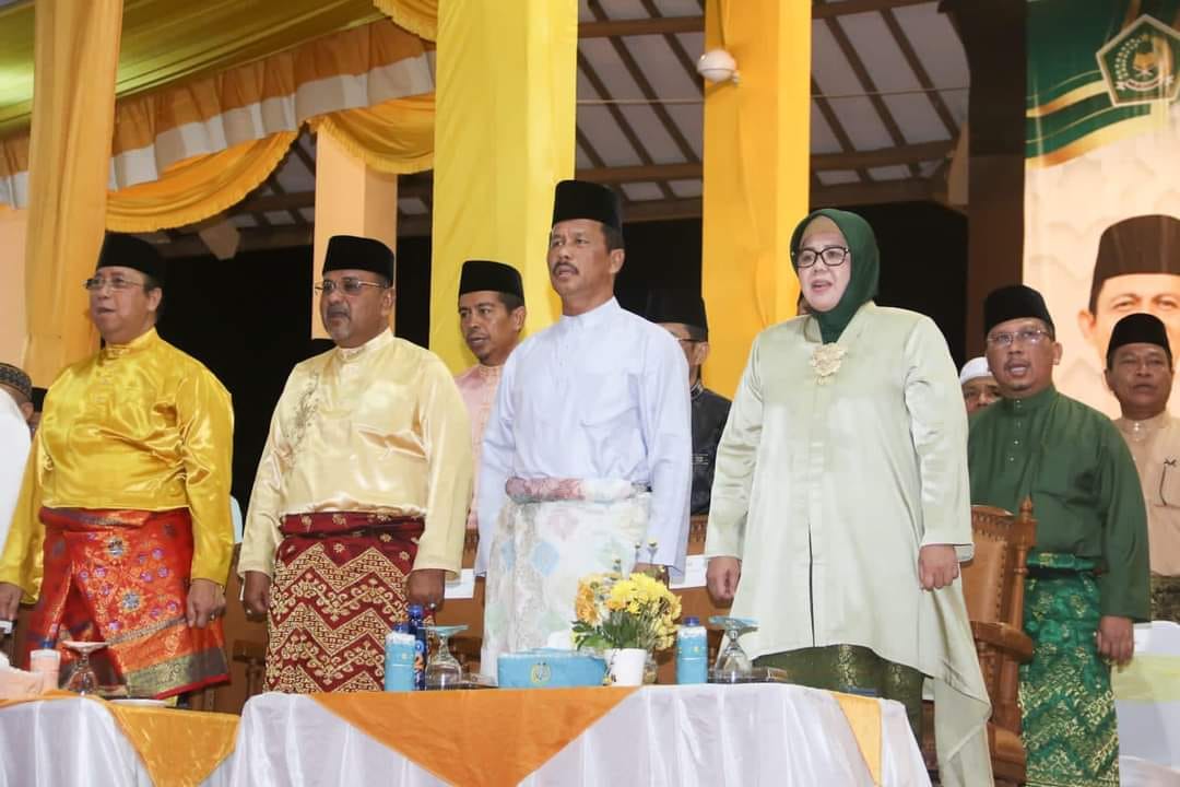 WAGUB Marlin, bersama Wali Kota Batam H Muhammad Rudi (HMR), dan Bupati Tanjungbalai Karimun H Aunur Rafiq, menyanyikan lagu Indonesia Raya, di sela penutupan STQH Ke-X, Tingkat Provinsi Kepri 2023, di Astaka Utama Panggung Rakyat Putri Kemuning Coastal Area, Kabupaten Tanjungbalai Karimun, Minggu (14/5/2023) malam. Batam keluar sebagai Juara Umum.