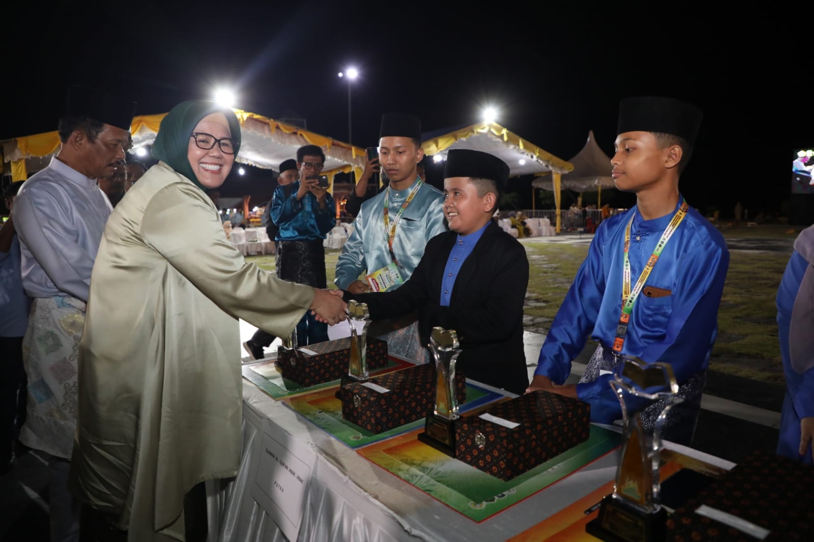 WAGUB Marlin, bersama Wali Kota Batam H Muhammad Rudi (HMR), menyapa panitia di sela penutupan STQH Ke-X, Tingkat Provinsi Kepri 2023, di Astaka Utama Panggung Rakyat Putri Kemuning Coastal Area, Kabupaten Tanjungbalai Karimun, Minggu (14/5/2023) malam. Batam keluar sebagai Juara Umum.