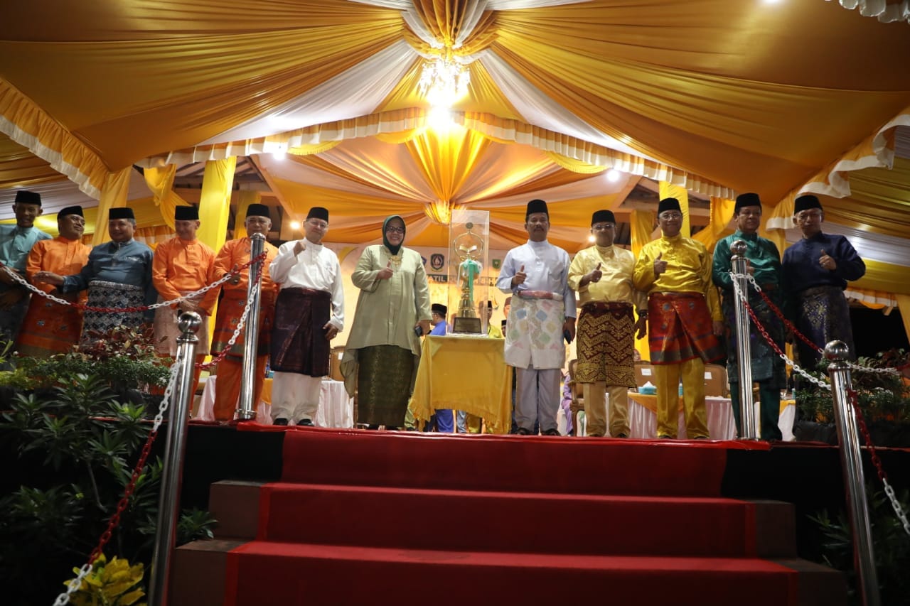 WAGUB Marlin, didampingi Bupati Tanjungbalai Karimun H Aunur Rafiq, bersiap menyerahkan piala bergilir STQH Ke-X, Tingkat Provinsi Kepri 2023, kepada Wali Kota Batam H Muhammad Rudi (HMR), saat penutupan ajang akbar yang berlangsung di Astaka Utama Panggung Rakyat Putri Kemuning Coastal Area, Kabupaten Tanjungbalai Karimun, Minggu (14/5/2023) malam. Batam keluar sebagai Juara Umum.