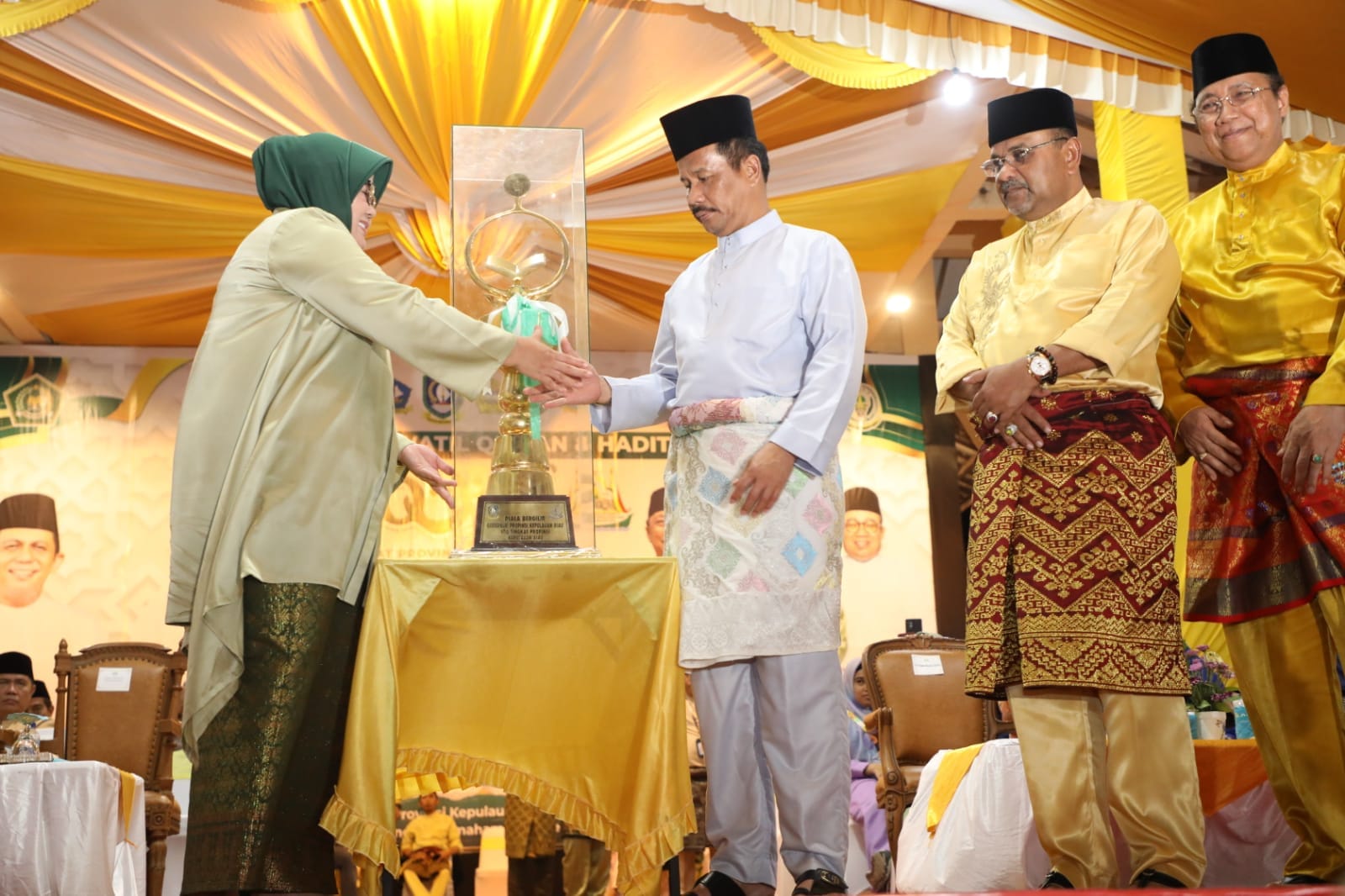 WAGUB Marlin, memberi selamat kepada Wali Kota Batam H Muhammad Rudi (HMR), atas prestasi Batam yang berhasil keluar sebagai juara umum STQH Ke-X, Tingkat Provinsi Kepri 2023, di Astaka Utama Panggung Rakyat Putri Kemuning Coastal Area, Kabupaten Tanjungbalai Karimun, Minggu (14/5/2023) malam.