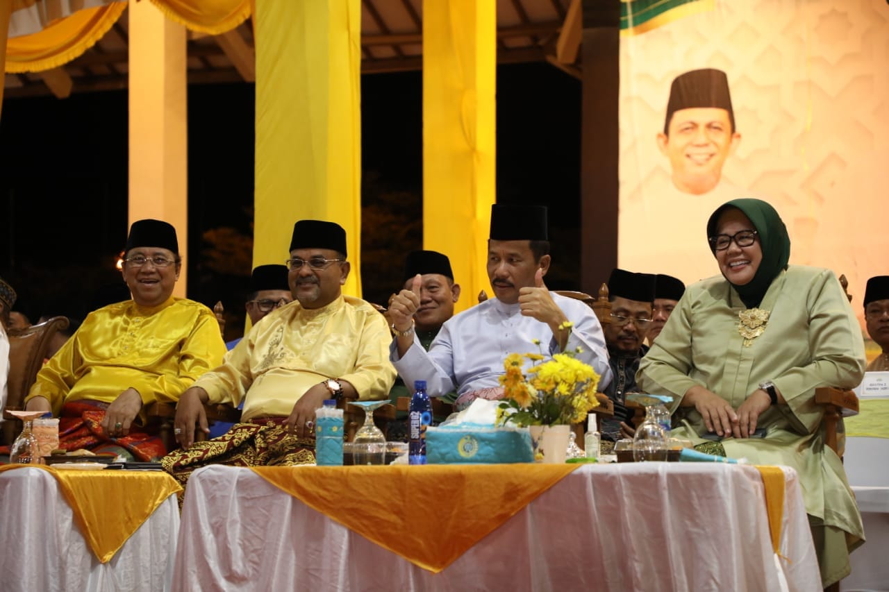 WAGUB Marlin, bersama Wali Kota Batam H Muhammad Rudi (HMR), dan Bupati Tanjungbalai Karimun H Aunur Rafiq, di sela penutupan STQH Ke-X, Tingkat Provinsi Kepri 2023, di Astaka Utama Panggung Rakyat Putri Kemuning Coastal Area, Kabupaten Tanjungbalai Karimun, Minggu (14/5/2023) malam. Batam keluar sebagai Juara Umum.
