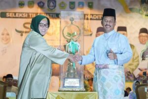 WARTA FOTO: Serahkan Piala Juara Umum, Wagub Marlin Resmi Tutup STQH Kepri 2023