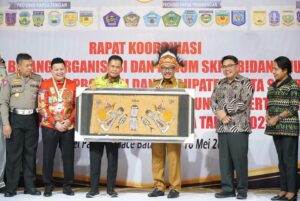 Ternyata Bukan Topi & Tas Sembarangan yang Dipakai Jefridin di Rakor Provinsi Papua