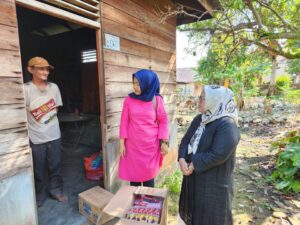 Dari Pintu ke Pintu Wagub Marlin Blusukan di Baran, sambil Beri Bantuan untuk Kaum Duafa