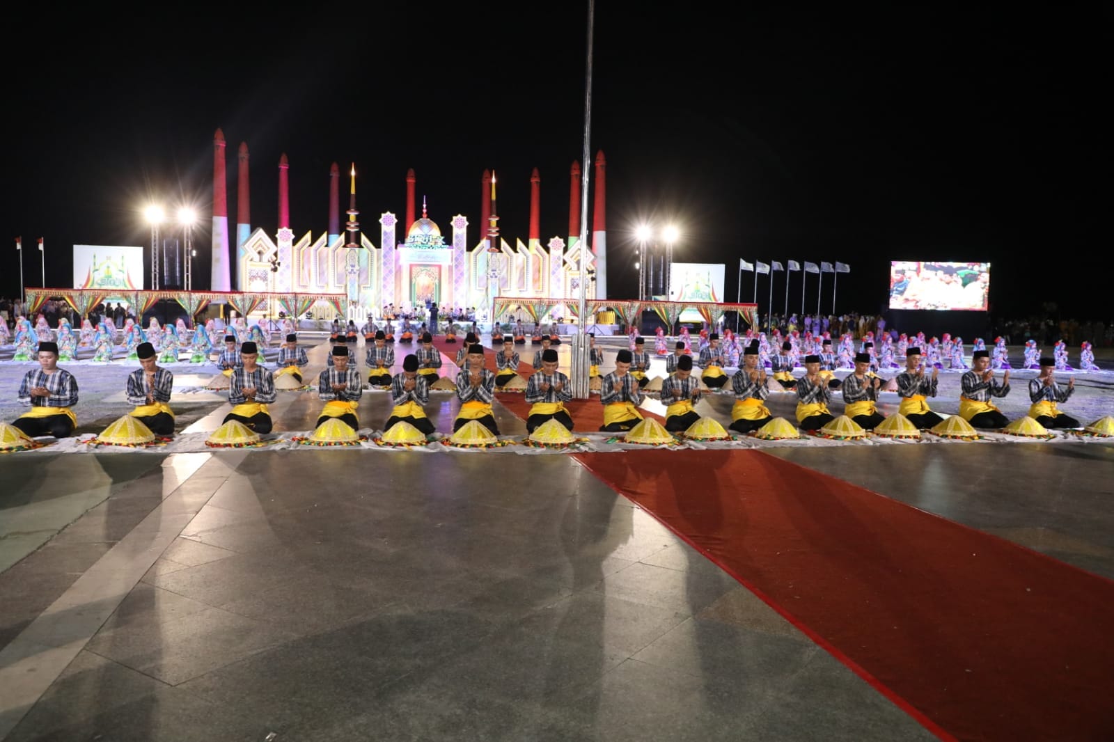 TARI kolosal, memeriahkan penutupan STQH Ke-X, Tingkat Provinsi Kepri 2023, di Astaka Utama Panggung Rakyat Putri Kemuning Coastal Area, Kabupaten Tanjungbalai Karimun, Minggu (14/5/2023) malam. Batam keluar sebagai Juara Umum.