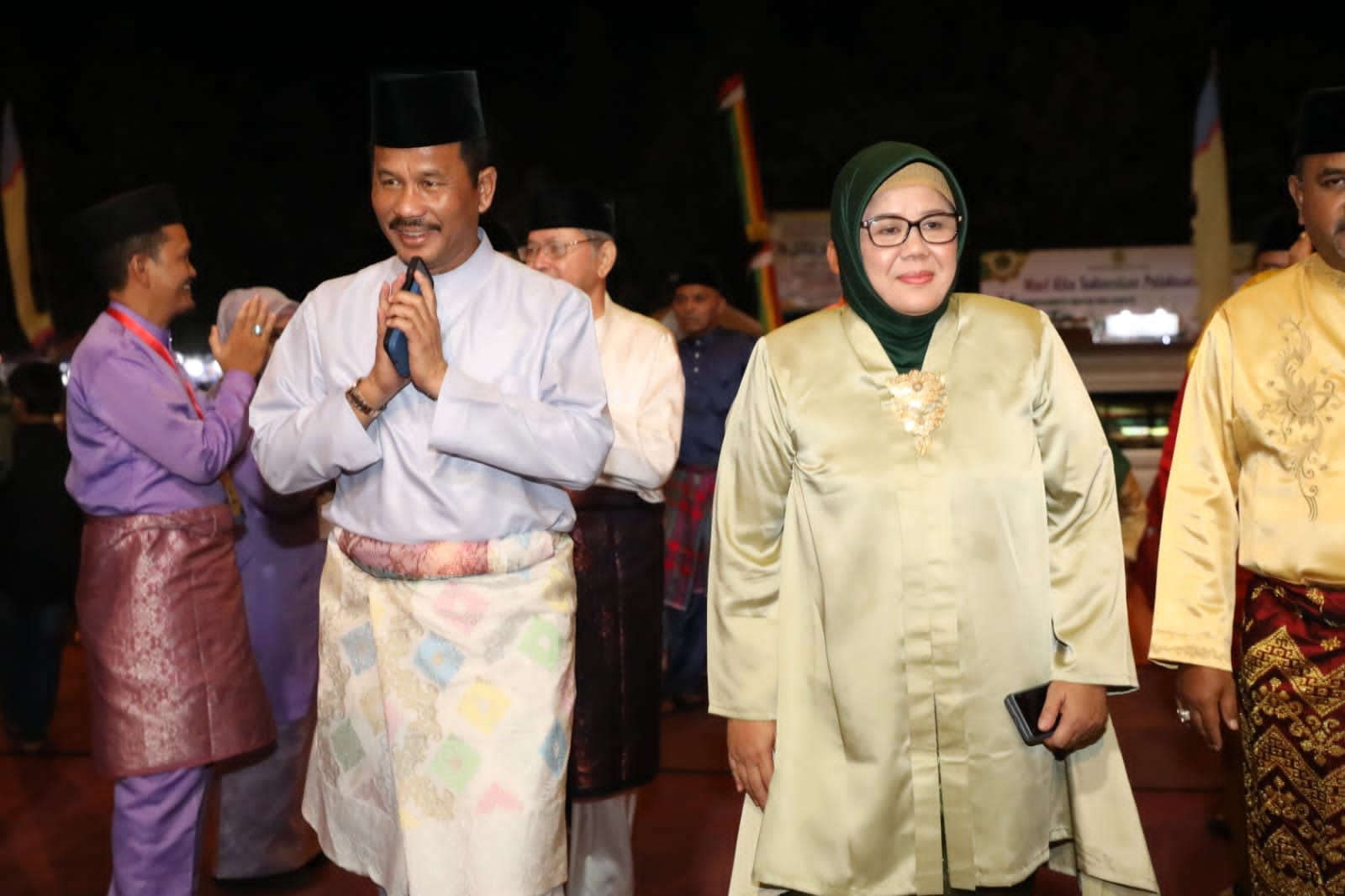 WAGUB Marlin, bersama Wali Kota Batam H Muhammad Rudi (HMR), menyapa panitia di sela penutupan STQH Ke-X, Tingkat Provinsi Kepri 2023, di Astaka Utama Panggung Rakyat Putri Kemuning Coastal Area, Kabupaten Tanjungbalai Karimun, Minggu (14/5/2023) malam. Batam keluar sebagai Juara Umum.