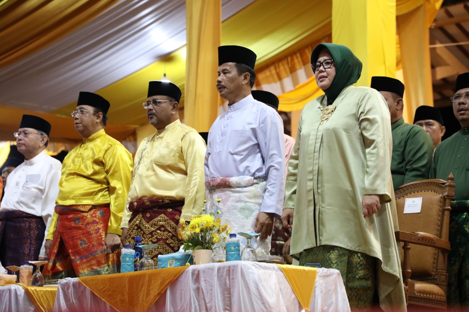 WAGUB Marlin, bersama Wali Kota Batam H Muhammad Rudi (HMR), dan Bupati Tanjungbalai Karimun H Aunur Rafiq, menyanyikan lagu Indonesia Raya, di sela penutupan STQH Ke-X, Tingkat Provinsi Kepri 2023, di Astaka Utama Panggung Rakyat Putri Kemuning Coastal Area, Kabupaten Tanjungbalai Karimun, Minggu (14/5/2023) malam. Batam keluar sebagai Juara Umum.