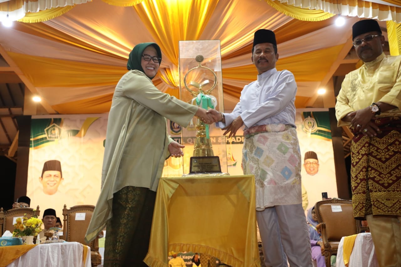 WAGUB Marlin, didampingi Bupati Tanjungbalai Karimun H Aunur Rafiq, bersiap menyerahkan piala bergilir STQH Ke-X, Tingkat Provinsi Kepri 2023, kepada Wali Kota Batam H Muhammad Rudi (HMR), saat penutupan ajang akbar yang berlangsung di Astaka Utama Panggung Rakyat Putri Kemuning Coastal Area, Kabupaten Tanjungbalai Karimun, Minggu (14/5/2023) malam. Batam keluar sebagai Juara Umum.