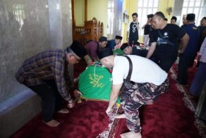 Setia Kawan, Jefridin Ikut Angkat Keranda Jenazah Pracoyo, Sahabatnya di Seibeduk