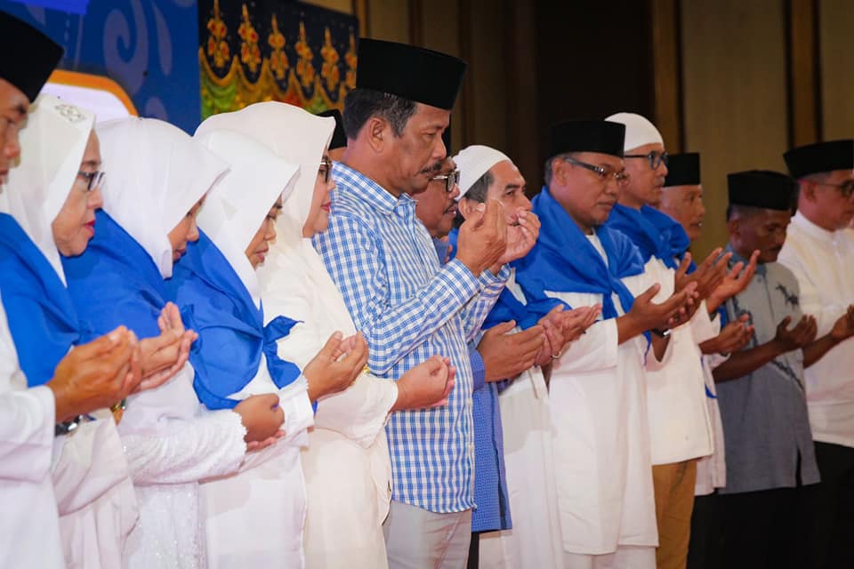 WAGUB Marlin dan Wali Kota Batam H Muhammad Rudi (HMR), doa bersama di sela prosesi pelepasan JCH Kota Batam, di Swissbel Hotel Harbour Bay, Sabtu (20/5/2023).