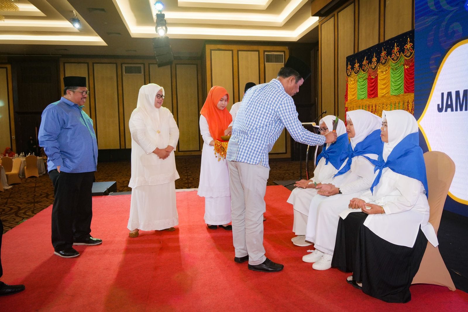 WAGUB Marlin dan Wali Kota Batam H Muhammad Rudi (HMR), doa bersama di sela prosesi pelepasan JCH Kota Batam, di Swissbel Hotel Harbour Bay, Sabtu (20/5/2023).