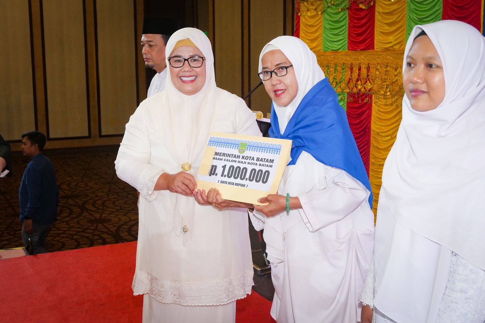 WAGUB Marlin, menyerahkan bantuan saat melepas JCH Kota Batam, di Swissbel Hotel Harbour Bay, Sabtu (20/5/2023).