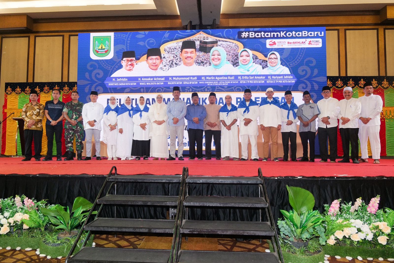WAGUB Marlin dan Wali Kota Batam H Muhammad Rudi (HMR), foto bersama di acara pelatihan manasik dan pelepasan Jemaah Calon Haji (JCH) Kota Batam 1444 H/2023 M, di Swissbel Hotel Harbour Bay, Sabtu (20/5/2023).