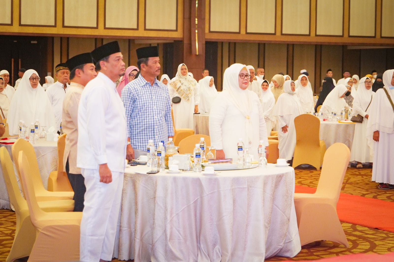 WAGUB Marlin dan Wali Kota Batam H Muhammad Rudi (HMR), menyanyikan lagu Indonesia Raya, sebelum membuka pelatihan manasik dan pelepasan Jemaah Calon Haji (JCH) Kota Batam 1444 H/2023 M, di Swissbel Hotel Harbour Bay, Sabtu (20/5/2023).