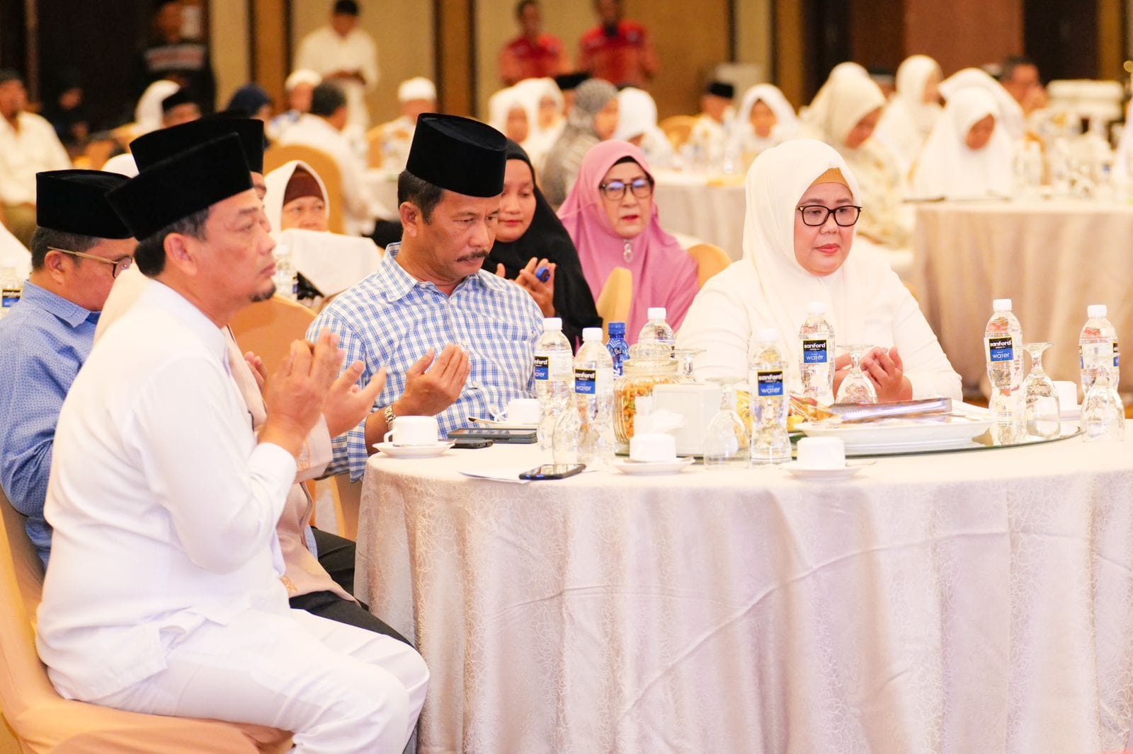 WAGUB Marlin dan Wali Kota Batam H Muhammad Rudi (HMR), doa bersama di acara pelatihan manasik dan pelepasan Jemaah Calon Haji (JCH) Kota Batam 1444 H/2023 M, di Swissbel Hotel Harbour Bay, Sabtu (20/5/2023).