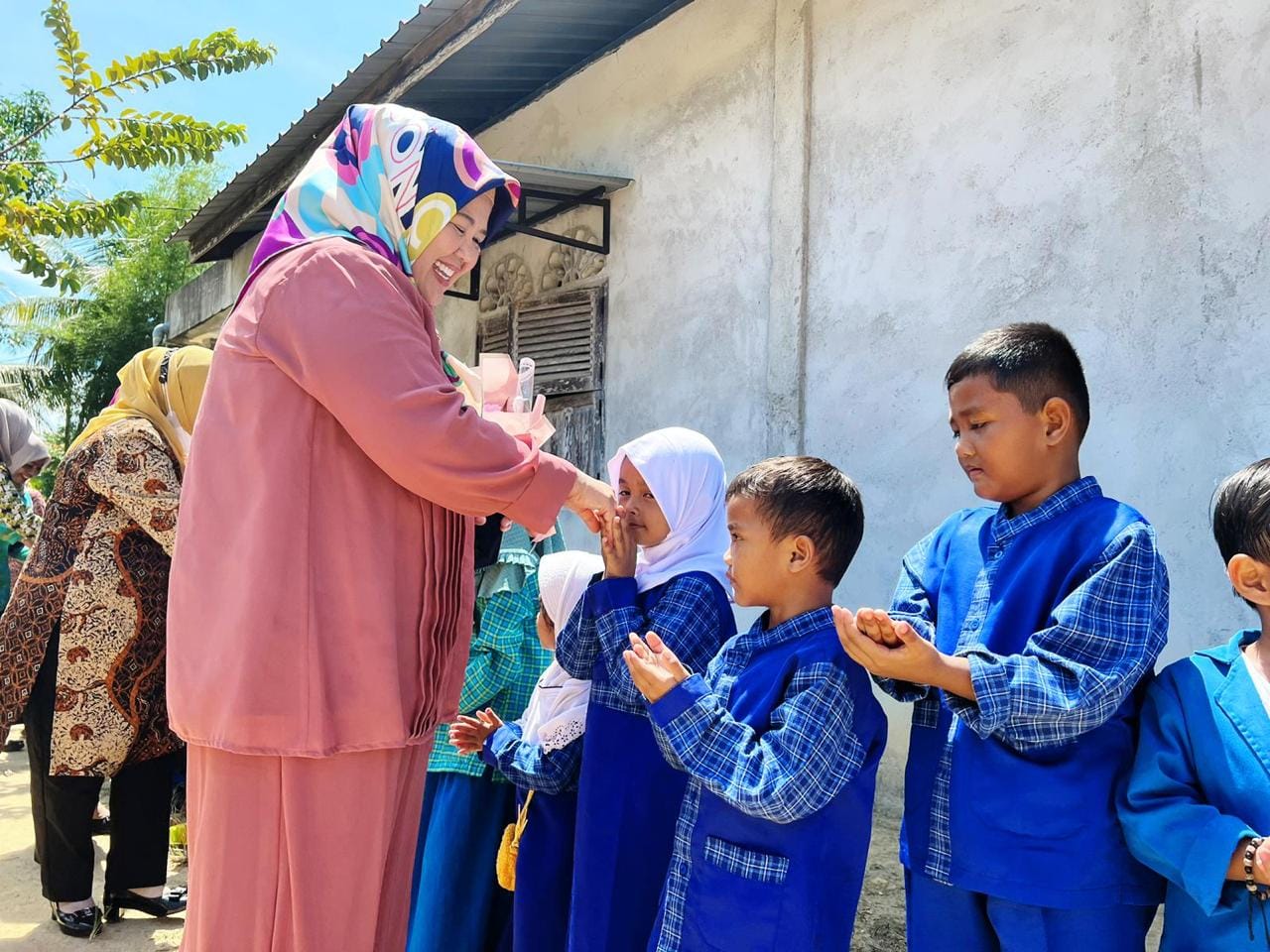 WAGUB Marlin, berinteraksi dengan murid-murid TK, setibanya di sekolah yang ia kunjungi di Kabupaten Karimun, Rabu (24/5/2023).