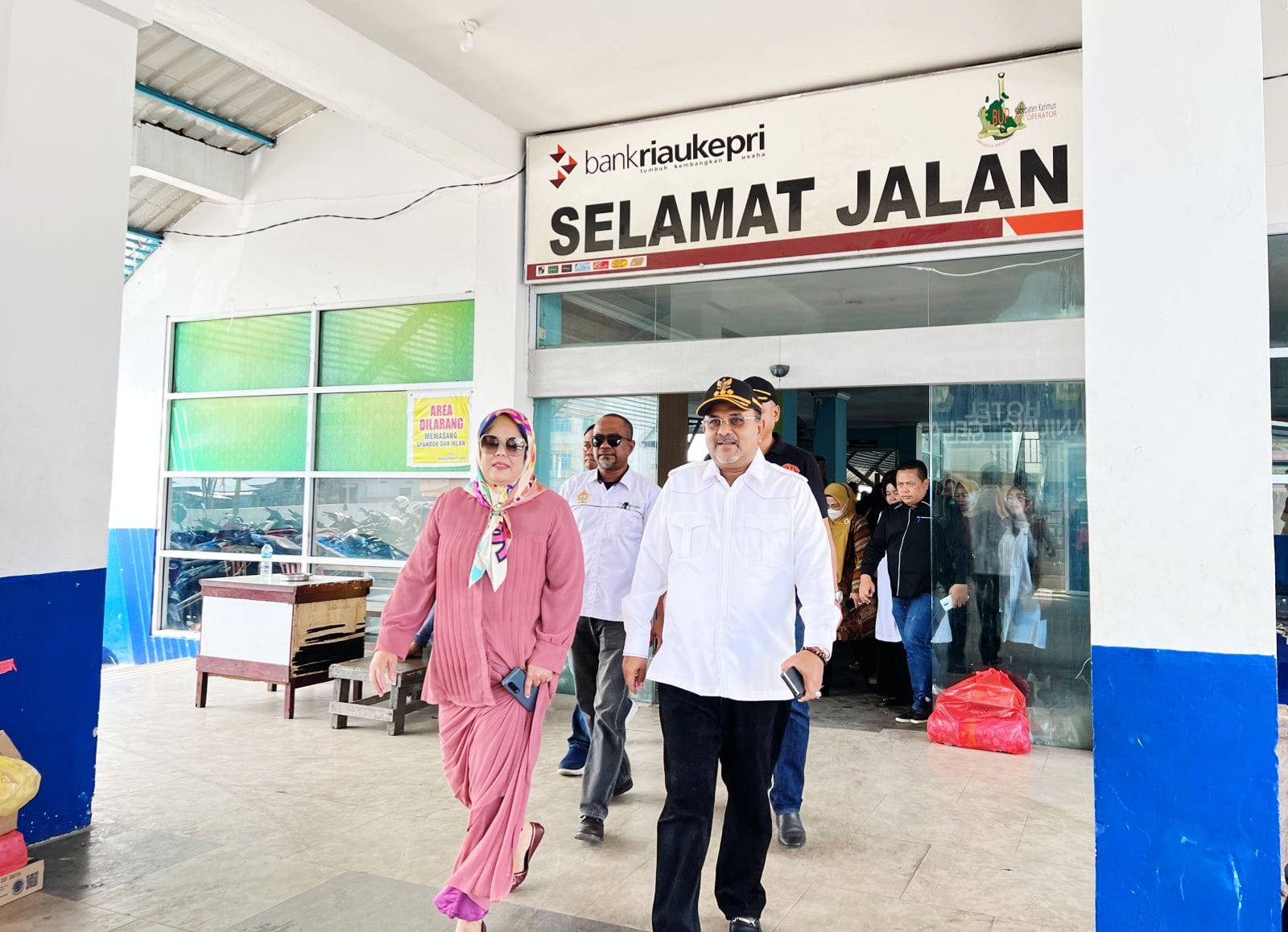 WAGUB Marlin, disambut Bupati Karimun Aunur Rafiq, setibanya di pelabuhan, dalam rangka mengunjungi dua TK di Kabupaten Karimun, Rabu (24/5/2023).