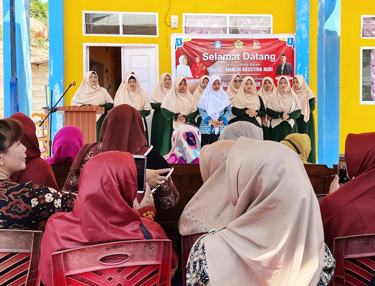 WAGUB Marlin, menyaksikan persembahan dengan guru-guru, setibanya di sekolah yang ia kunjungi di Kabupaten Karimun, Rabu (24/5/2023).