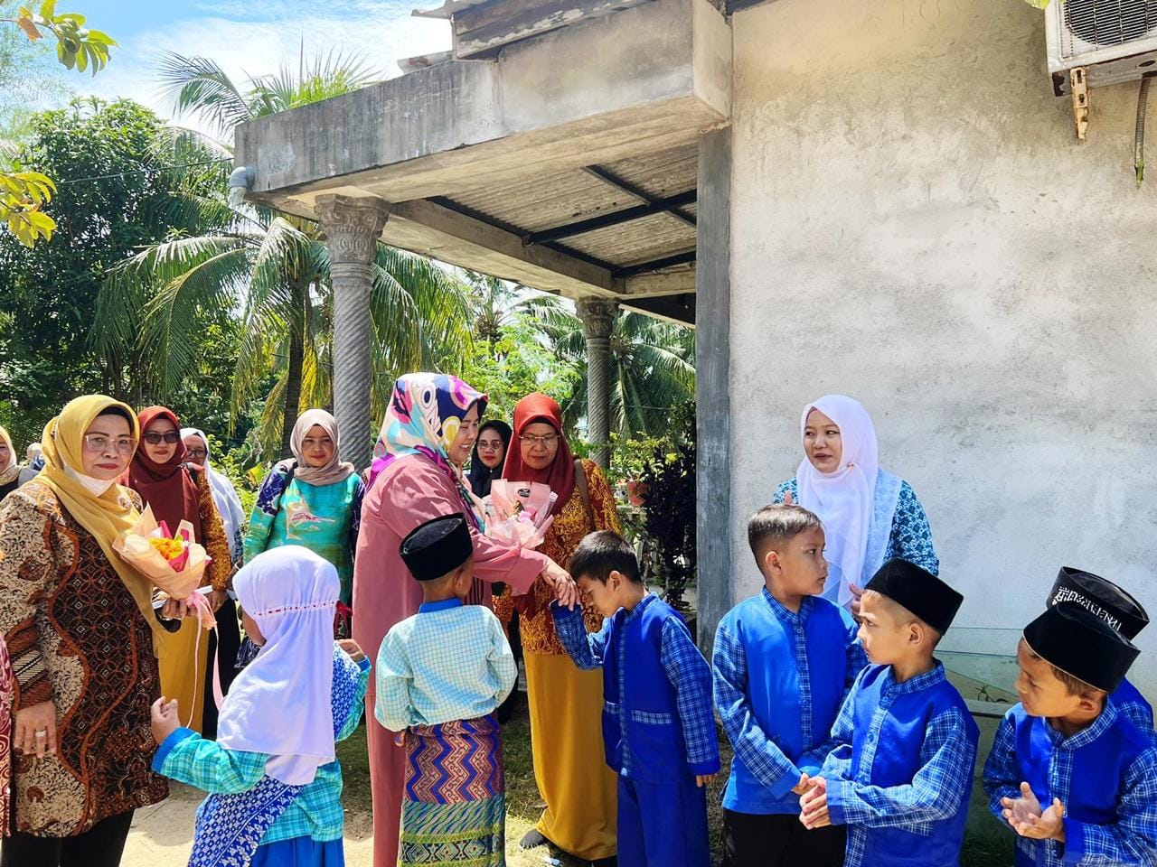 WAGUB Marlin, disambut murid-murid TK, setibanya di sekolah yang ia kunjungi di Kabupaten Karimun, Rabu (24/5/2023).