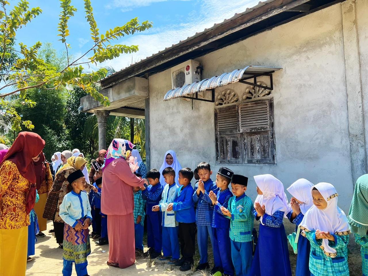 WAGUB Marlin, disambut murid-murid TK, setibanya di sekolah yang ia kunjungi di Kabupaten Karimun, Rabu (24/5/2023).