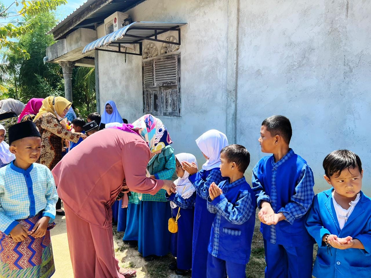 WAGUB Marlin, berinteraksi dengan murid-murid TK, setibanya di sekolah yang ia kunjungi di Kabupaten Karimun, Rabu (24/5/2023).