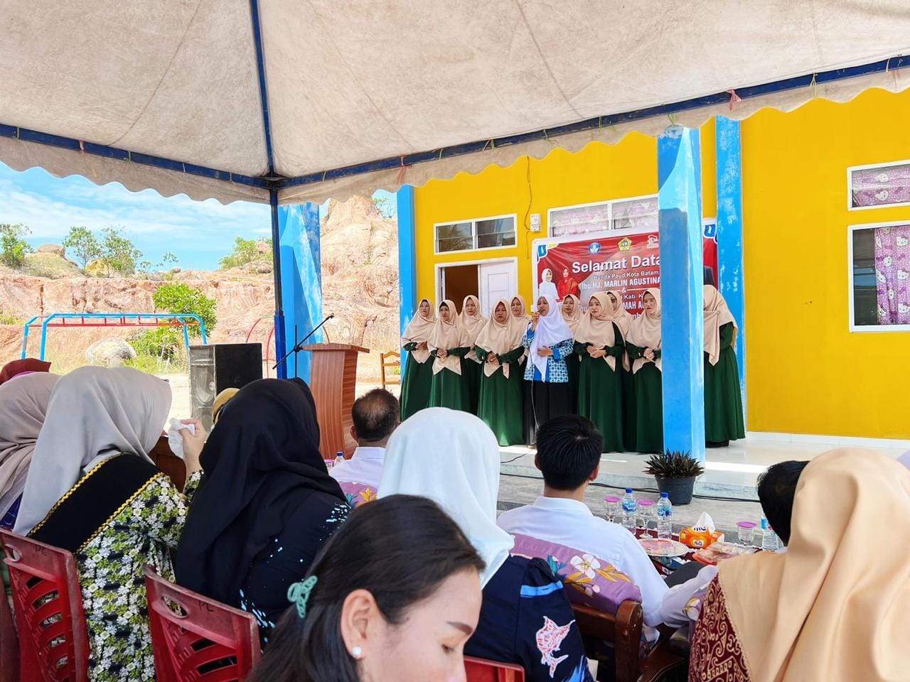 WAGUB Marlin, mendapat sambutan setibanya di sekolah yang ia kunjungi di Kabupaten Karimun, Rabu (24/5/2023).