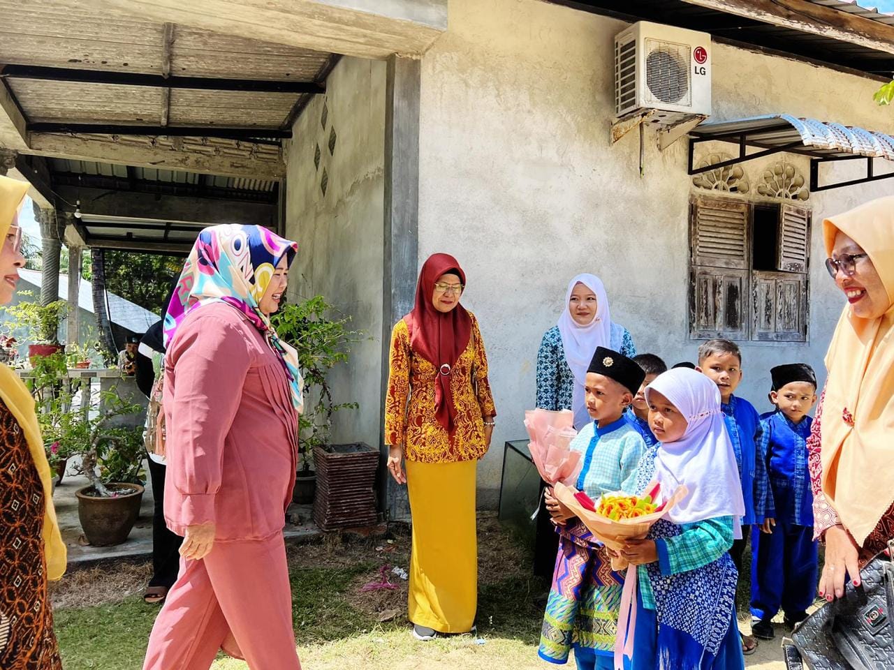 WAGUB Marlin, disambut murid-murid TK, setibanya di sekolah yang ia kunjungi di Kabupaten Karimun, Rabu (24/5/2023).